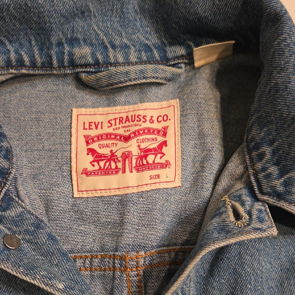 Levi's Blue Classic Denim Jeans with Red Tab and Leather Patch